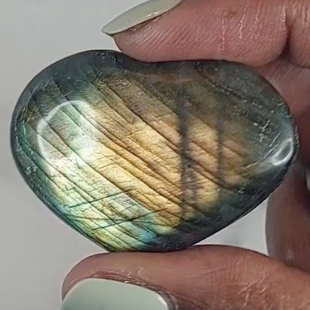 Labradorite Heart Carving | Protection • Intuition • Inner Magic - Picture 9 of 9